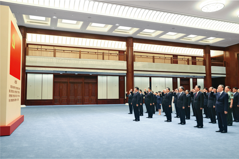 2021年6月18日，黨和國家領導人習近平、李克強、栗戰(zhàn)書、汪洋、王滬寧、趙樂際、韓正、王岐山等在中國共產黨歷史展覽館參觀“‘不忘初心、牢記使命’中國共產黨歷史展覽”。這是參觀結束后，習近平帶領黨員領導同志一起重溫入黨誓詞。 新華社記者 鞠鵬/攝
