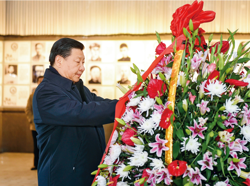 2016年2月1日至3日，中共中央總書記、國家主席、中央軍委主席習近平來到江西，看望慰問廣大干部群眾和駐贛部隊。這是2月2日，習近平在井岡山革命烈士陵園向革命烈士敬獻花籃。 新華社記者 謝環(huán)馳/攝