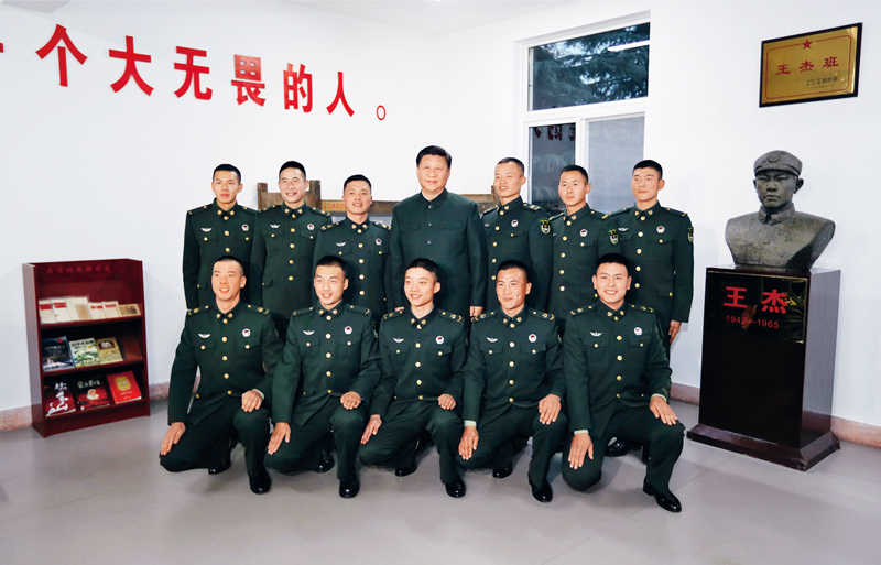 2017年12月13日，中共中央總書記、國家主席、中央軍委主席習近平到第71集團軍視察。這是習近平同“王杰班”戰(zhàn)士合影。 新華社記者 李剛/攝