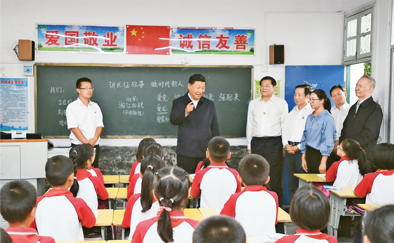 2020年9月16日至18日，中共中央總書記、國家主席、中央軍委主席習近平在湖南考察。這是16日下午，習近平在郴州市汝城縣文明瑤族鄉(xiāng)第一片小學，同正在上思政課的同學們親切交流。 新華社記者 謝環(huán)馳/攝