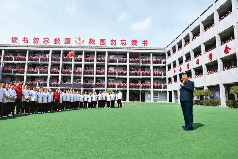 2021年9月13日至14日，中共中央總書記、國家主席、中央軍委主席習近平在陜西省榆林市考察。這是14日上午，習近平在綏德實驗中學考察時，同師生親切交流。 新華社記者 謝環(huán)馳/攝